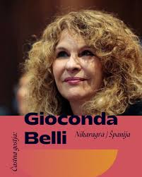 Predstavljamo drugo častno gostjo 29. Dnevov poezije in vina, priznano  pesnico in pisateljico 𝐆𝐢𝐨𝐜𝐨𝐧𝐝𝐨 𝐁𝐞𝐥𝐥𝐢 (1948, Nikaragva,  Španija). 🌼 Njena dela, prevedena v več kot 20 jezikov, vključujejo  poezijo, romane in eseje,
