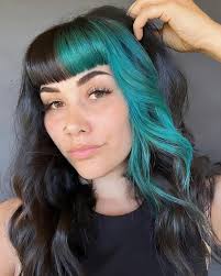 💙🖤 A pop of color is always a good idea!! @haunting.sicily