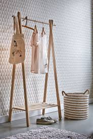 Portant En Bois But Idees De Decor Penderie Ouverte Decor Industriel