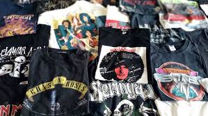 10 potret kaos dengan desain tulisan nyeleneh ini bikin ngakak. Arti Bergaya Dengan Kaos Musik