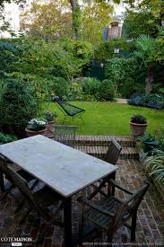Un Tres Petit Jardin Plante D 39 Un Abricotier De Roses D 39 Iris De Buis Avec Une Terrasse Amenager Petit Jardin Amenagement Jardin Petit Jardin De Ville
