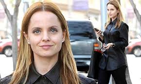 Elle interprètera isabella, une amie proche de dawson (monica raymond) recrutée pour aider mouch (christian stolte) dans sa campagne. Mena Suvari Matches Her Black Leather Button Up While Shopping On Rodeo Daily Mail Online