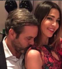 Cecilia capriotti e gianluca mobilia si sono incontrati nell'estate del 2013 durante una vacanza a panarea e si sono innamorati subito. Cecilia Capriotti Chi E Wikipedia Marito Gianluca Mobilia Instagram Figlia Ed Isola Notizieweblive It