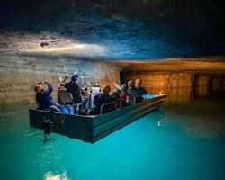 Imagem de Tourists enjoying a boat ride in the underground lake