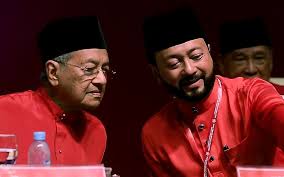Mahathir malaysian deputy minister of international trade and… in 2009, mukhriz contested as a candidate for the new umno youth chief after the wing's predecessor, datuk seri hishamuddin hussein released his position. Saya Masih Lagi Mb Kedah Kerajaan Ph Kedah Belum Jatuh Mukhriz Buletin Ttkm