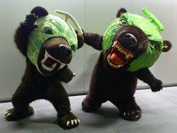 子供が泣きそうな リアルさがって怖い顔をした メロン熊 クマ 着ぐるみ キャラクター