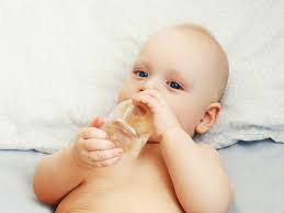 Gigi bayi sudah mulai terbentuk dan berkembang dalam gusi sejak dalam kandungan. Ini Usia Terbaik Bayi Boleh Minum Air Putih Health Liputan6 Com