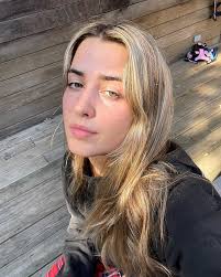 Cassandra Dooley's Instagram, Twitter & Facebook