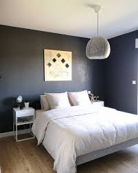 Paillettes Envie D Un Mur Noir Dans Votre Chambre Mais Peur Que Cette Couleur Assombrisse V Decoration Chambre Chambre Parentale Peinture Idee Deco Chambre