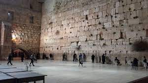 El muro de las lamentaciones o muro de los lamentos es el lugar más sagrado del judaísmo, vestigio del templo de jerusalén. Deseos Y Peticiones Al Muro De Los Lamentos Jerusalem