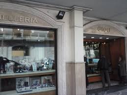 Rapina a mano armata in una gioielleria della centralissima via solferino a frascati. Rapina In Gioielleria Da Film Action Banditi In Fuga Napoli Zon
