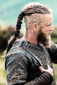 Er selbst soll ein direkter nachfahre von göttervater odin sein. Ragnar Lothbrok S Hairstyle From Vikings Hairstyle On Point Vikings Ragnar Ragnar Lothbrok Viking Hair