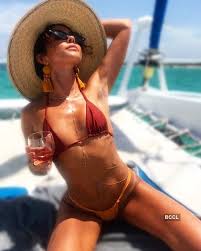 What are your favorite steamy pictures of Sarah Hyland from Modern Family?  - Quora