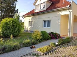 Ruhiges Gut Ausgestattetes Ferienhaus In Balatonszemes Ferienhaus In Balatonszemes In Balatonszemes Ungarn Budapest Hundeur In 2020 Ferienhaus Ferien Ferienwohnung