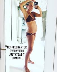 Former hollyoaks star davinia taylor has revealed a set of incredible body transformation pics after losing weight by eating a 'paleo' diet. Nicht Schwanger Oder Ubergewichtig Ist Einfach Zu Viel Gegessen Davinia Taylor Teilt Geschwollen Bikini Bild Aktuelle Boulevard Nachrichten Und Fotogalerien Zu Stars Sternchen