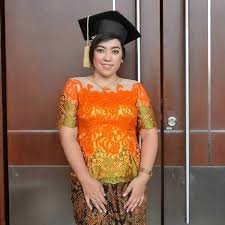 Pastikan sebelum datang ke tukang jahit sudah mencari model sesuai keinginan. 30 Model Kebaya Terbaru Modern Brokat Kombinasi