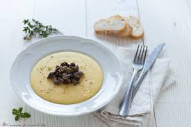 Funghi chiodini, falsi chiodini e pioppini sono tutti funghi commestibili (chiodini e falsi chiodini da cotti, solo il pioppino anche da crudo) e, per dirla tutta, l'armillaria tabescens è talvolta considerata. Polenta Con Funghi Chiodini Ricetta Facilissima E Gustosa