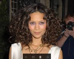 Uzun Yuzluler Icin Ideal Bir Sac Tipi Olan Kivircik Saclar Uzun Yuzu Daha Orantili Gosterecektir Her Yuze Guzel Duran Kivi Dogal Sac Kivircik Sac Sac Stilleri