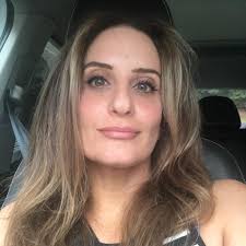 If you have white kitchen cabinets, will you please show me pictures of  your countertops?