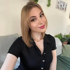 Who is the Most Attractive female character in the saw franchise? For me  it's Julie Benz ❤️ from Saw V 🔥