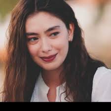 وشي بعد 10 ساعات عياط على ناس بحبها ماتت في خيالى وهما عايشيين عادي.