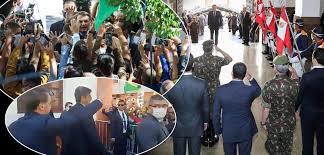 Bolsonaro participa de motociata com apoiadores em porto alegre 00:00 10/07/2021 11h28 após uma semana marcada por conflitos com membros da cpi da covid e ataques às eleições e ao supremo tribunal federal (stf), o presidente jair bolsonaro participa na manhã deste sábado, 10, de uma motociata com apoiadores em porto alegre. Em Porto Alegre Bolsonaro Provoca Nova Aglomeracao E E Alvo De Panelaco Video Brasil 247