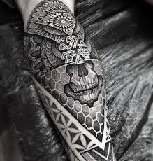 50 Geometrische Bein Tattoos Fur Manner Maskuline Design Ideen Mann Stil Tattoo Geometric Tattoo Leg Tattoos Geometric Mandala Tattoo