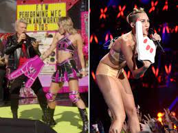 The pregame festivities part of cyrus' performance will also be shown on the cbs super bowl lv pregame show. Miley Cyrus Super Bowl 2021 Concert Fans Noticed Foam Finger
