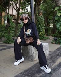 Trend penggunaan celana cargo yang memiliki banyak detail saku memang kembali populer dalam beberapa waktu terakhir. 6 Padu Padan Celana Cargo Untuk Hijaber Edgy Seperti Intan Khasanah