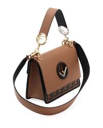 Fendi Bank Panosundaki Pin