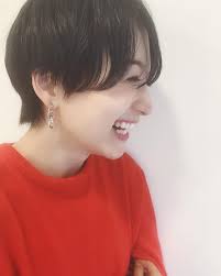 高山都 真っ赤なニットは気分が上がる カシミア100 で着心地も最高 薄手で毛がとばないし その割に暖かいし 発色もすごく好みの赤 ピアスは mariablac wacoca 可愛いヘア 美髪 ショート 美人