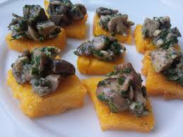 Dopo questa ricetta sprint vi ricordo che il blog candy di pan per focaccia sta per terminare, quindi se volete partecipare cliccate sul banner qui sotto e seguite le istruzioni, c'è tempo fino al 27 novembre. Crostini Di Polenta Fritta Ai Funghi