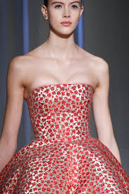 Nechybí pro značku typický tvíd, který je znázorněn v siluetách, co připomínají tógy svobodných římanů. Barbora Podzimkova Page 10 Female Fashion Models Bellazon