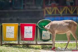Permintaan penangguhan penahanan ini disetujui oleh penyidik atau penuntut umum atau hakim yang menahan dengan atau tanpa jaminan sebagaimana ditetapkan 1. Tmii Tambah Tong Sampah Hadapi Musim Liburan Antara News
