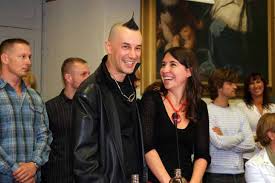 Ha cominciato la sua carriera nel 1978 al paradis latin di parigi riportando in auge l'arte del trasformismo scomparsa dopo la morte di fregoli. Arturo Brachetti Il Grande Trasformista People