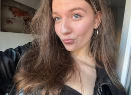 Hello, my name is Alexandra and I'm moving to NYC in mid August to pursue a  Masters in Integrated Marketing at NYU's School of Professional Studies.  I'm looking for female roommates to