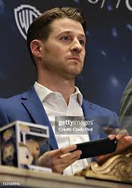 Jessica Lucas, Erin Richards and the cast of 'Gotham' ring the... News  Photo