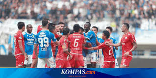 Ricuh suporter laga persib vs persija, telan 1 korban jiwa. Persib Vs Persija 44 Pelanggaran 10 Kartu Kuning Dan 1 Korban Jiwa Halaman All Kompas Com