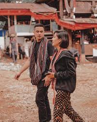 Disaat aku hanyut menjauh terkapai jatuh dilautan pilu ku agungkan tentang diriku buat kau kecewa. Bicara Soal Kehilangan Di 2020 Awkarin 2021 Aku Siap Seleb Tempo Co