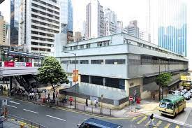 中環街市係香港一座好有歷史價值嘅舊街市，亦係三級歷史建築，3層高，喺香港島 中環 德輔道中80號同皇后大道中93號，係香港而家唯一一座完整嘅包浩斯風格建築物。 1939年啟用，2003年關閉，2017年開始翻新。 交通. ä¸­ç'°è¡—å¸‚ é …ç›® ä¿è‚²æ´»åŒ– å¸‚å€é‡å»ºå±€ Ura