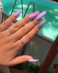 Simple diseño de uñas decoradas para pies con detalle de flor azul en sus uñas del dedo gordo. Diseno De Unas De Pies Para Piel Morena Hermosos Colores De Unas Para Cada Tono De Piel Yo Amo Los Zapatos