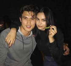 Francia y gales con equipos confirmados. Camila Mendes Siblings