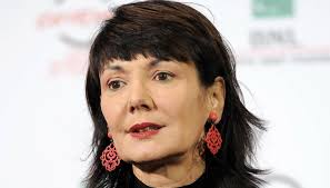Un'immersione nel ricercato equilibrio tra arredi storici e opere contemporanee. Who Is Elisabetta Sgarbi Vittorio Sgarbi S Sister