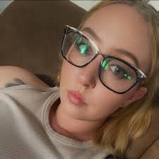 Are hospital workers in Iowa paid decently?