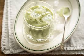 Vitamina é uma bebida que tem gostinho de infância e de casa de vó, vitamina de abacate então… aí é o pacote completo! Vitamina De Abacate Panelinha