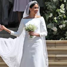Luxury wedding dress designer caroline arthur goes into detail analysing meghan markle's givenchy wedding dress. Queen Elizabeth Reportedly Didn T Expect Meghan Markle To Wear A White Wedding Dress