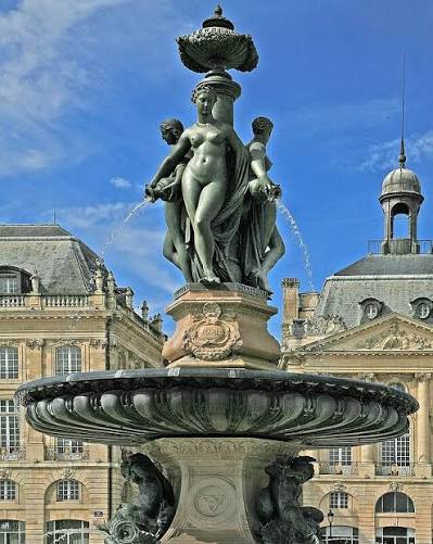 La fontaine des trois Gr&acirc;ces ⛲ Au c&oelig;ur de Bordeaux, sur la mythique place  de la Bourse, juste en face du c&eacute;l&egrave;bre miroir d'eau, se dresse la  Majestueuse Fontaine des Trois Gr&acirc;ces.