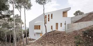 Maison Sur Terrain En Pente Nouvelles Fonctionnalites Pour Utiliser Le Paysage En Relief Facade En 2020 Architecture Minimaliste Architecture Maison D Architecture