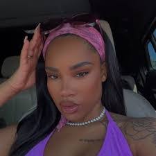 Amber Stell's Instagram, Twitter & Facebook