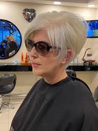 Hallo, ich brauche mal einen Rat: ich bin es leid, mir alle zwei Wochen die  Haare zu färben ( schwarze Intensivtönung ). Ich habe ständig einen grauen  Ansatz. Ich würde mir gerne